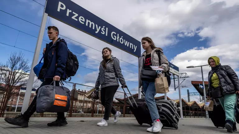Ukraine Refugee Benefits Cut Poles’ Tooth
