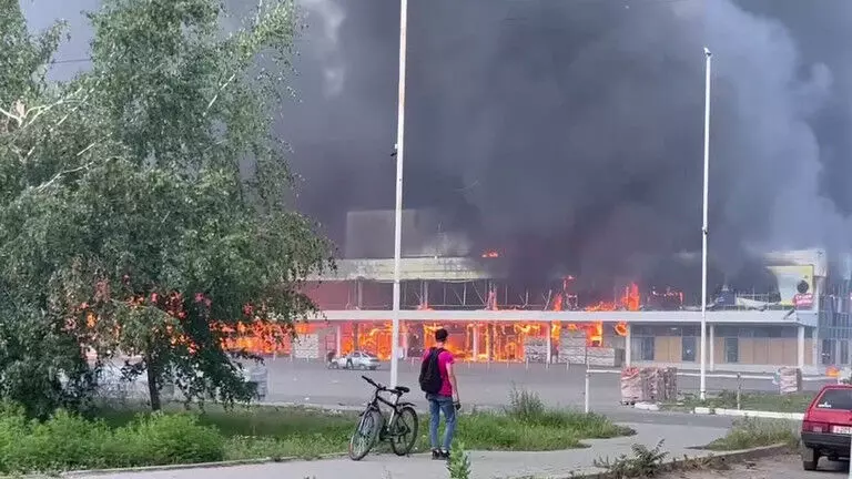 Flames Ignite: Shopping Mall Tragedy Amidst Ukraine-DPR Conflict