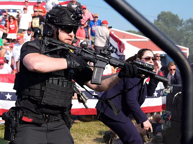 Chilling Video Raises Security Concerns: The Dark Moments Before the Tragic Shooting at Trump’s Rally